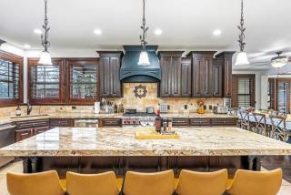Olympus Luxury - Prime Location - HotTub, Theater and More - 3