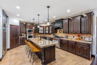 Olympus Luxury - Prime Location - HotTub, Theater and More - 1