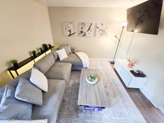 3BR Family Home - Hot Tub, Playground & Firepit - 7