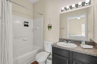 Spacious Group Getaway Near UNT & DT Denton - 3