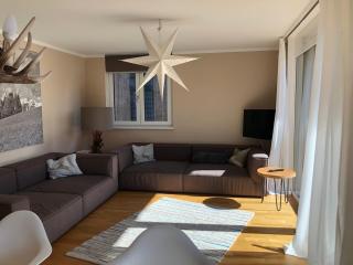 Sunny apartment with balcony and mountain views - 9