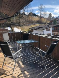 Sunny apartment with balcony and mountain views - 8