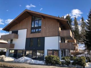 Sunny apartment with balcony and mountain views - 6