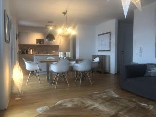 Sunny apartment with balcony and mountain views - 3