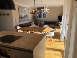 Sunny apartment with balcony and mountain views - 2