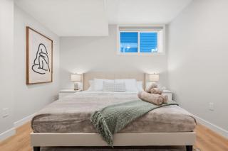 2 Bedroom Spacious & Private Guest Suite - King Size Bed TV in Room, 58" Smart TV in Living Room, In-suite Laundry, Private Entrance & More - 9