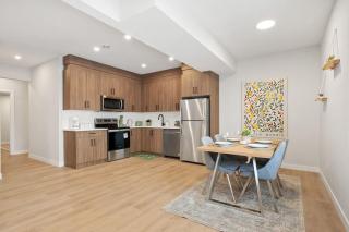 2 Bedroom Spacious & Private Guest Suite - King Size Bed TV in Room, 58" Smart TV in Living Room, In-suite Laundry, Private Entrance & More - 7