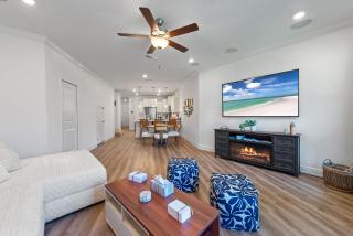 Townhome with Shared Pool Wifi & Full Kitchen - 2