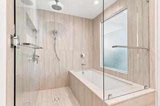 Stunning High-Floor 2BR - Ocean & Skyline Views - 2