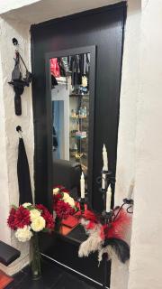 Adults-only house with a fetish-themed room - 5