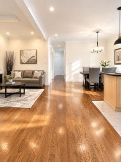 Sunny and beautify 2BR, Private entrance - steps to subway - 4