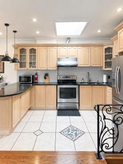 Sunny and beautify 2BR, Private entrance - steps to subway - 2