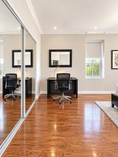 Sunny and beautify 2BR, Private entrance - steps to subway - 1