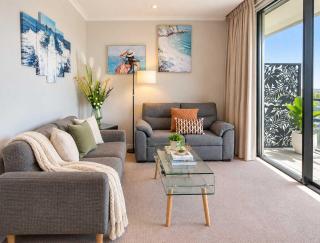 Modern Harbourside 1BR w Balcony Zodiak Stays - 3