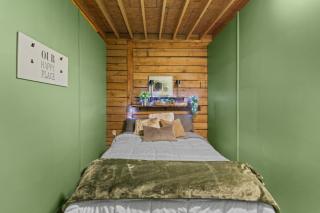 3 Bedroom Unique Cabin l Hot Tubs l Fire Pits l Brimstone l River Access - 3