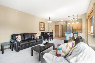 G425- Cozy Top Floor Condo, Gym, HotTub, Pool, Free Parking - 1