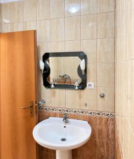 Central Tirana 2BR l Big Balcony l Free Parking - 1