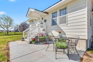 Renovated Farmhouse Retreat Patio - 9