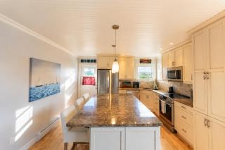 Oceanfront Beach House - Seaside Accommodations - 8