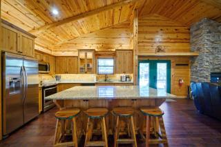 Castaway Lodge - spacious cabin with private rooms - 9