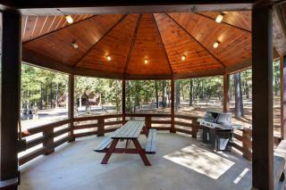 Castaway Lodge - spacious cabin with private rooms - 4