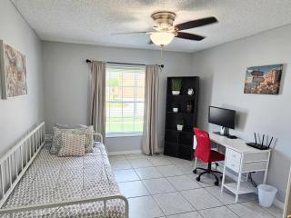 The Cozy Sanctuary - Sleeps 8, Near Parks and Airport - 4