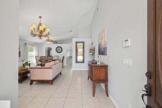 The Cozy Sanctuary - Sleeps 8, Near Parks and Airport - 9