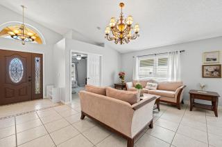 The Cozy Sanctuary - Sleeps 8, Near Parks and Airport - 6