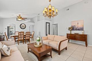 The Cozy Sanctuary - Sleeps 8, Near Parks and Airport - 7