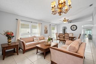 The Cozy Sanctuary - Sleeps 8, Near Parks and Airport - 8