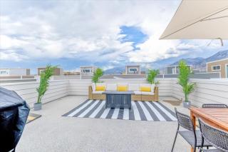 Modern 4BR Home Rooftop Patio Mountain Views - 9