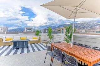 Modern 4BR Home Rooftop Patio Mountain Views - 8