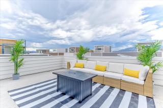 Modern 4BR Home Rooftop Patio Mountain Views - 7