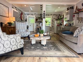 Lakefront-w- 100yr old Railway Cottage - 7