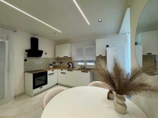 White House Apartments - 2