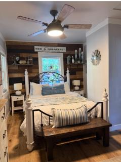 Lakefront-w- 100yr old Railway Cottage - 2