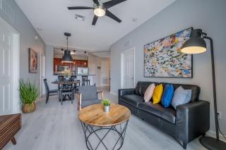IS1-208 - 3BR condo sleeps 8 near universal - 3