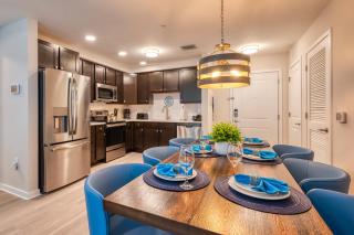 VCR2-204 - 3BR condo sleeps 8 near universal - 0
