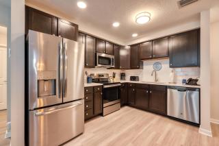 VCR2-204 - 3BR condo sleeps 8 near universal - 5