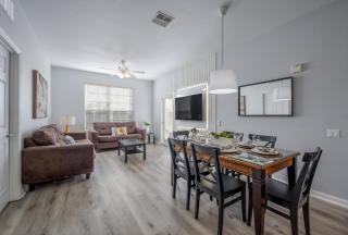 IS4-405 - 3BR condo sleeps 8 near universal - 0