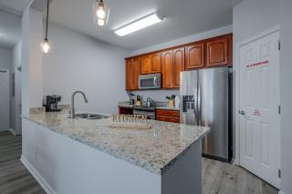 IS4-405 - 3BR condo sleeps 8 near universal - 4