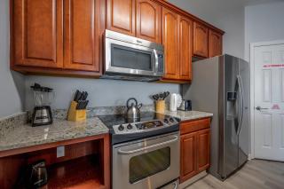 IS4-405 - 3BR condo sleeps 8 near universal - 3