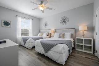 IS4-405 - 3BR condo sleeps 8 near universal - 9