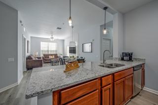 IS4-405 - 3BR condo sleeps 8 near universal - 2
