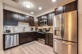 VCR1-107 - 3BR condo sleeps 8 near universal - 4