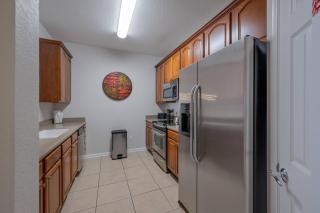 IS3-305 - 3BR condo sleeps 8 near universal - 3