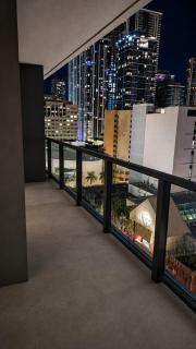 Stylish 2 BR Miami Skyline Escape Near Bayside - 7