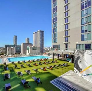 Stylish 2 BR Miami Skyline Escape Near Bayside - 5