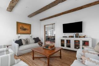 Highland Farmhouse Countryside Retreat with Farm Charm - 2