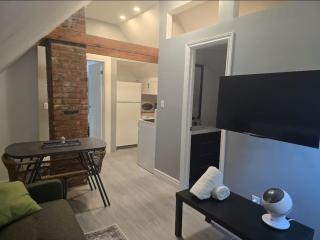 Niagara Falls Home - Private Deck - Quick Walk to Falls - King Suite - 0
